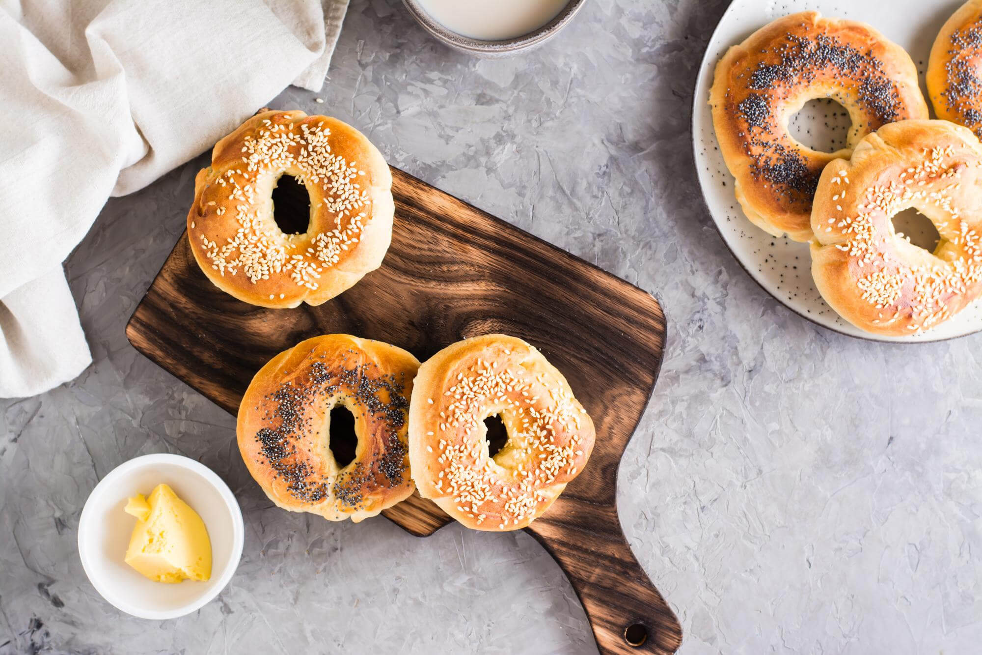Bagels na airfryer dourados e crocantes.