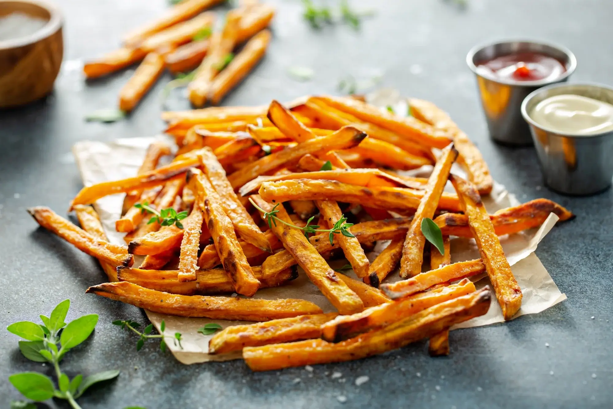 Batatas-doces na airfryer douradas e crocantes servidas em um prato.