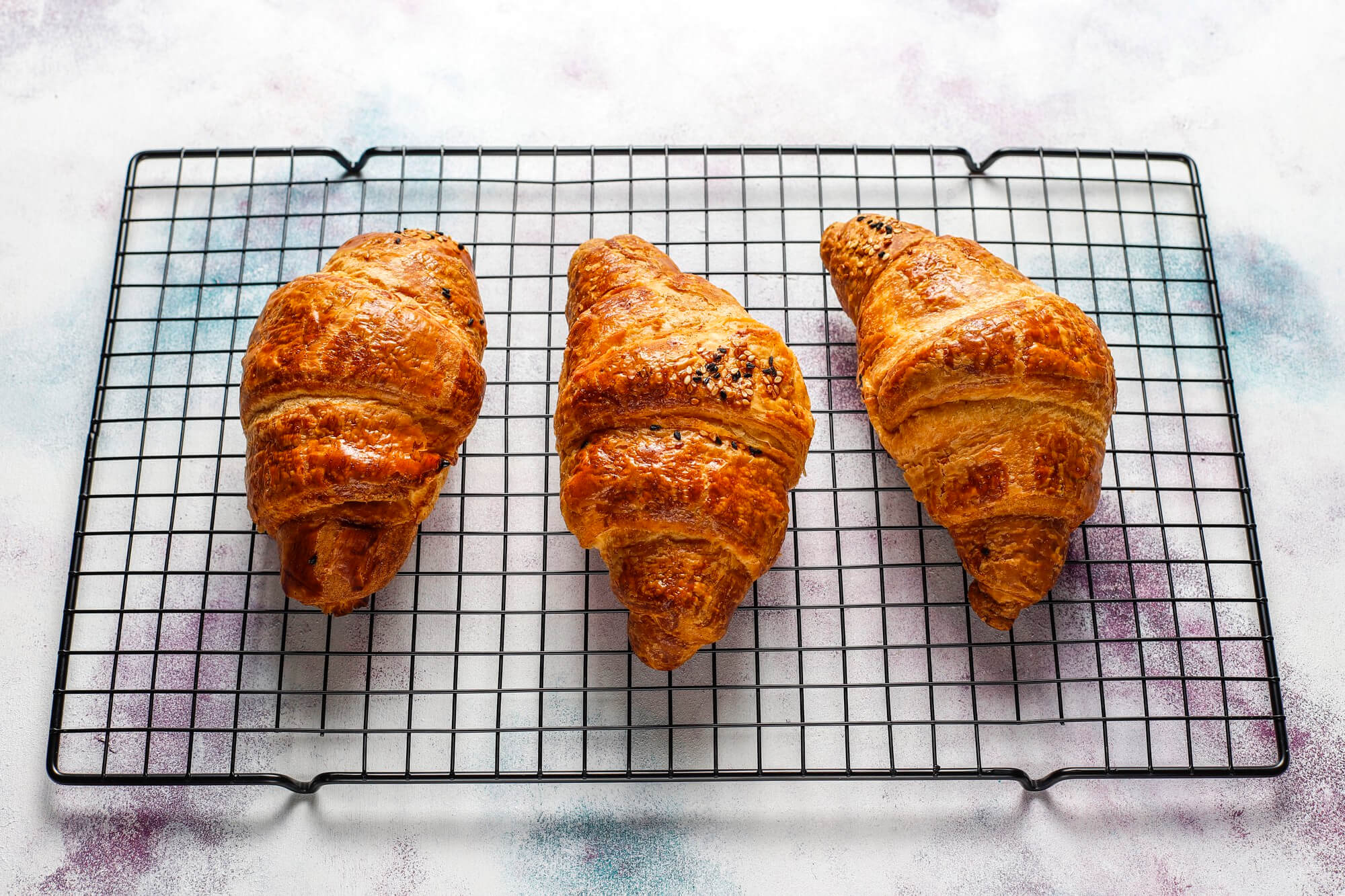 Croissants na airfryer dourados e crocantes.
