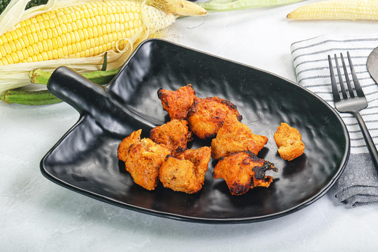 Cubos de frango na airfryer dourados e crocantes.