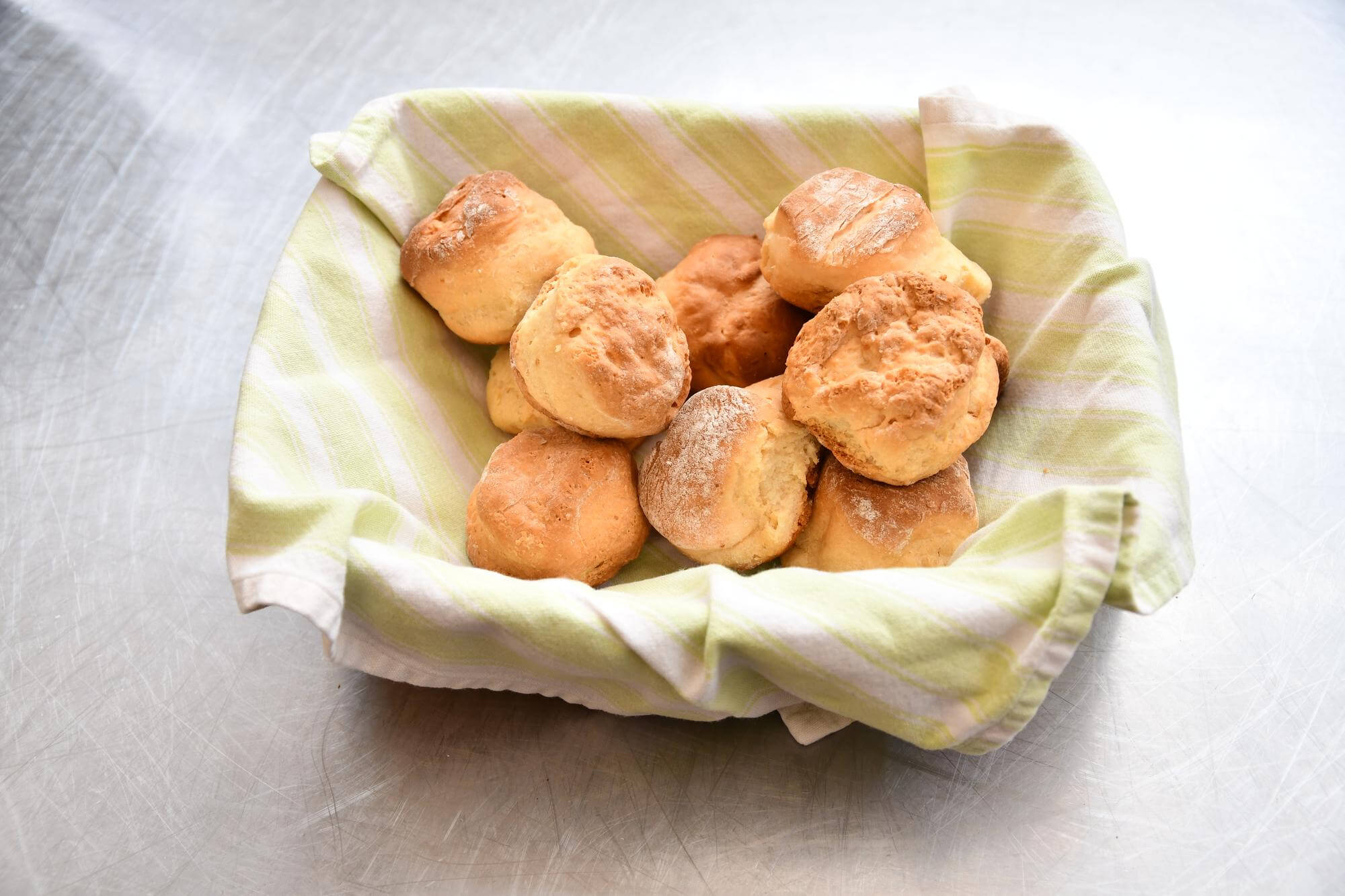 Pão caseiro assado na airfryer, macio e dourado.