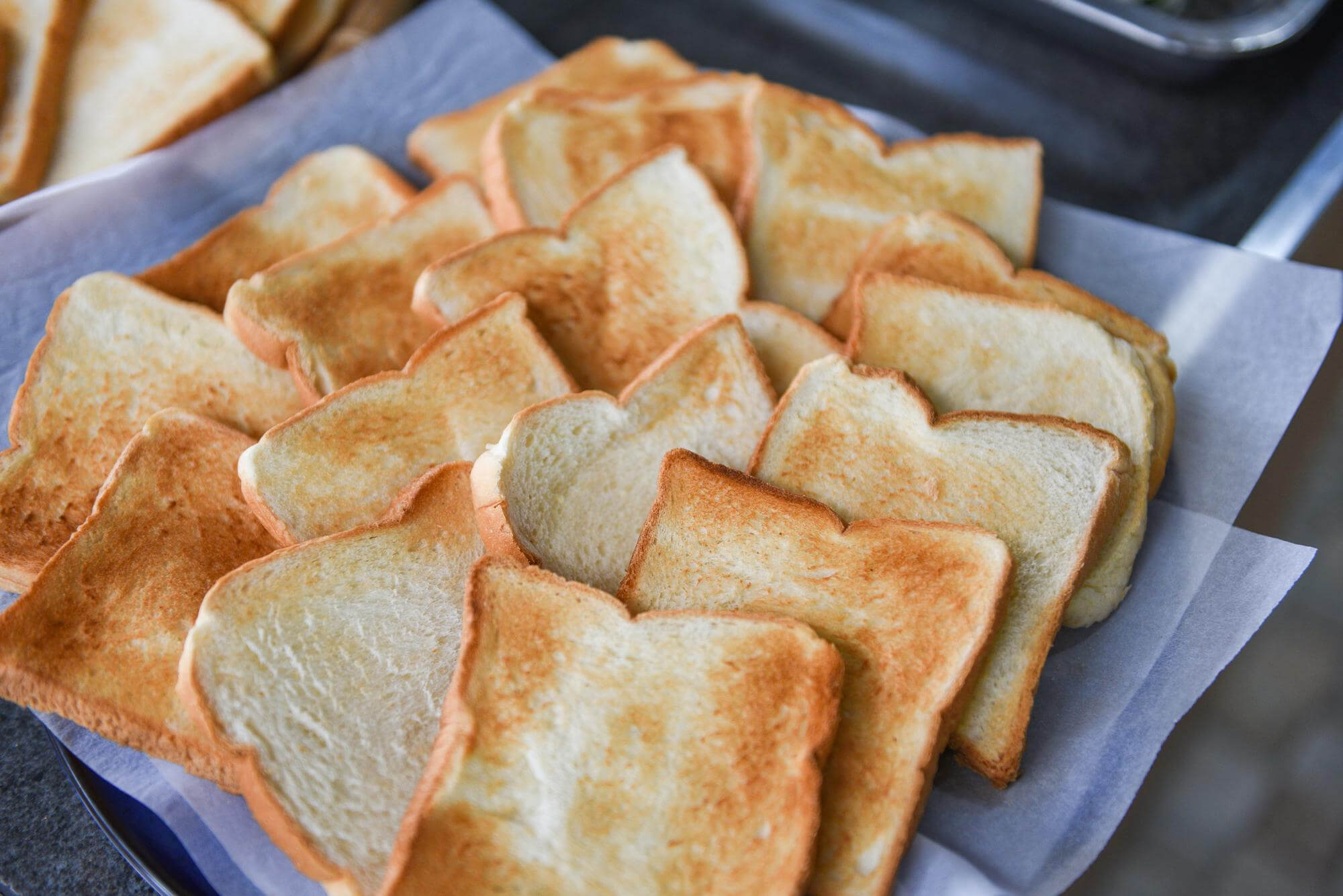 Pão torrado na airfryer crocante e dourado.