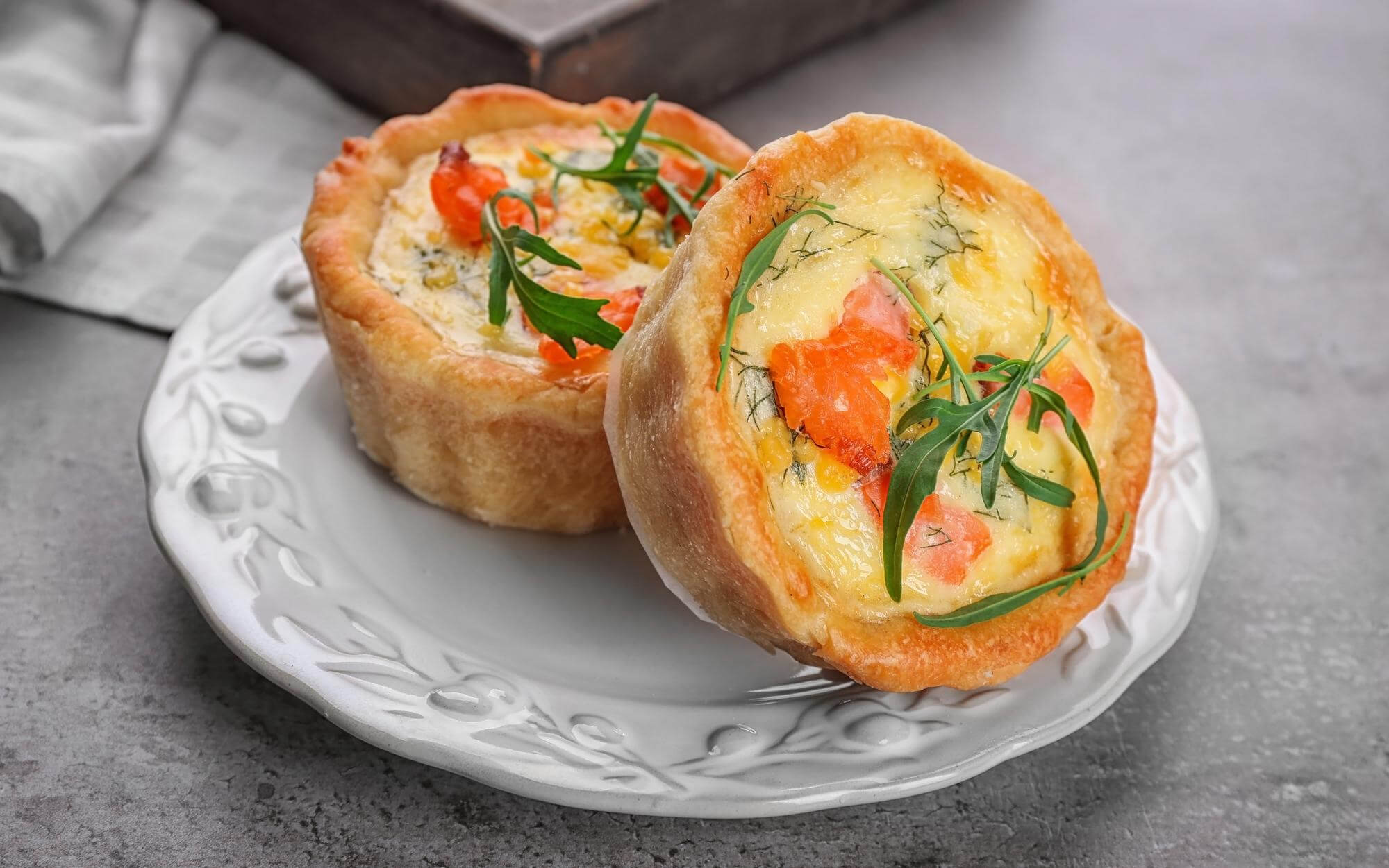 Quiche na airfryer dourada e recheada.