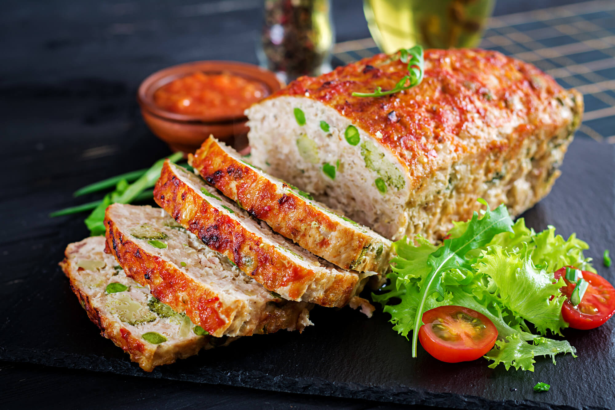 Rocambole de carne na airfryer dourado e recheado.