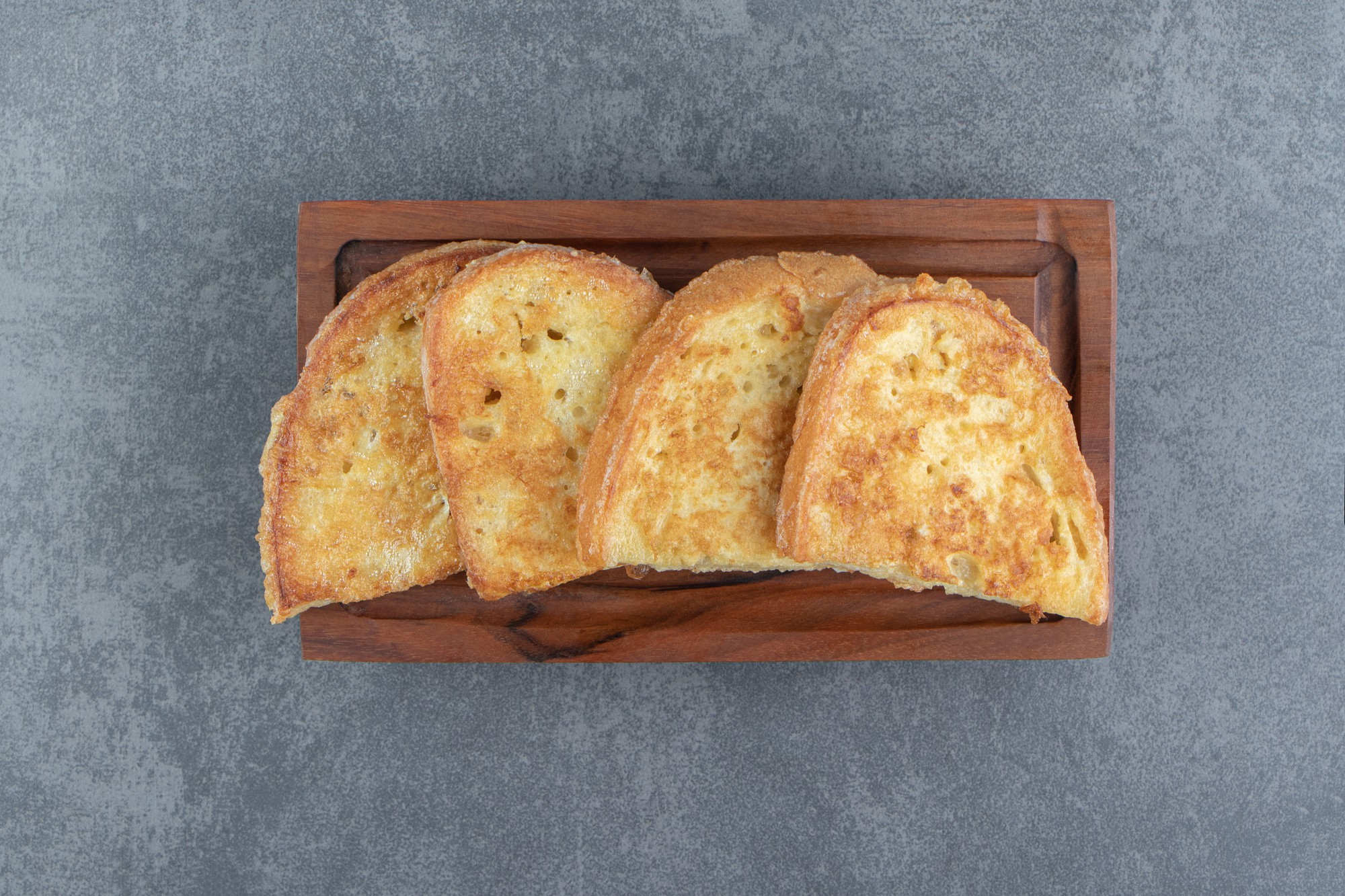 Torradas na airfryer crocantes e douradas.